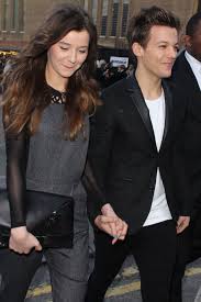 Louis tomlinson y eleanor calder empezaron a salir en 2011, cuando one direction iniciaba el camino a convertirse la banda juvenil más famosa del mundo. Louis Tomlinson Eleanor Calder Freundin Passt Auf Ihn Auf Gala De