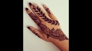 كم ساعة اخلي الحناء على يدي