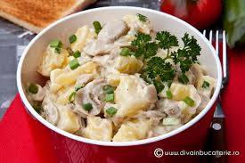 Aceasta reteta de salata cu pui, ciuperci si maioneza este foarte simpla si foarte gustoasa. Salata De Cartofi Cu Ciuperci Diva In Bucatarie