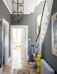 Maison Victorienne 4 Exemples D Interieurs Qui Vont Vous Seduire Couleur Couloir Couloir Gris Peinture De Couloir
