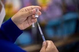 Para la 1b, vigente desde el 13 de enero, el plan de vacunación del departamento de salud pública de california amplió sus prioridades. Saturan Jovenes Registro Para Recibir La Vacuna Contra Covid En Bc Newsweek Mexico