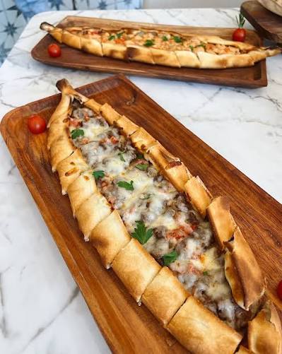 Ever tried a Turkish boat-shaped pizza?! 🧐 If not, you're missing out!  Both our beef and chicken pide are packed with incredible flavor. 🍕 Tag a  friend you'd share this with (or