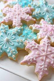 snowflake sugar cookies from annies eats click through to the tutorial for royal icing kekskuchen rezept kekse backen fur weihnachten