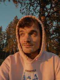 Hello community! A sweet family and friends of mine are wanting to move to  the area. They've already found employment (he's a carpenter and she's a  quilter) in the area and started