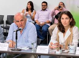 Lina sinisterra junto a su obra hecha de 115 mil dulces pegados con silicona. Lina Sinisterra Asesores Que No Conocen Cali Noticias De Cali El Valle Y Colombia