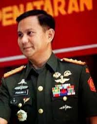 Dia menjalani hidup sebagai serdadu, seperti yang pernah dijalani oleh pamannya yang mati muda sebagai letnan pada 1946. 12 Ide Prabowo Tokoh Sejarah Presiden Sejarah
