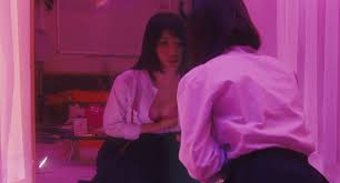 At first reluctant to shelter the girl, osamu's wife agrees to take care of her after learning of the hardships she faces. ä¸‡å¼•ãå®¶æ—