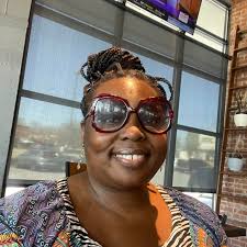 Dr. Tamara Jeffries Jackson crowns senior Danielle Berry as Miss Homecoming  2021-22. ❤️💙