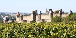 Vous vous ne pouvez pas venir à carcassonne sans visiter le château comtal et ses remparts, vous. Balade Sur Les Remparts De La Cite Carcassonne Oui Sncf