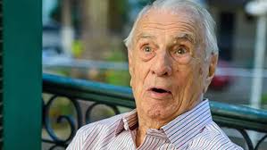 Orlando drummond, 101, recebeu alta do hospital quinta d'or, na zona norte do rio de janeiro, onde ficou internado por cerca de dois meses para tratar uma infecção urinária. 8lfqv Q3pyrcnm