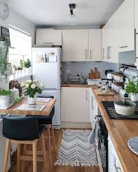 Simple diy ideas that show you how to completely transform your small kitchen, on an even smaller budget. 10 Ideas Faciles Para Decorar Tu Departamento Mientras Estas En Casa Kitchen Remodel Small Small Apartment Kitchen Small Space Kitchen
