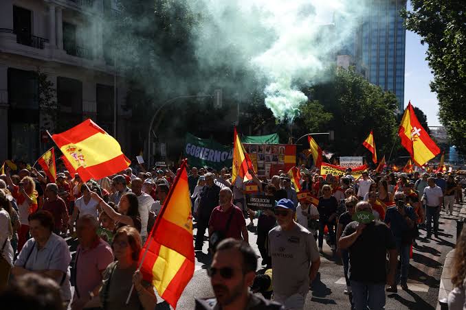 Tens of thousands march in Madrid to demand prime minister's resignation | Reuters