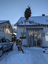 Schirmchen für einen drink, auf dessen unterseite die neue aufgabe steht; Narrenbaum Schnitzeljagd Narrenverein Rotenbach
