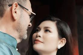 Chồng Tây khóc khi xem MV Tết của Ngọc Anh 3A