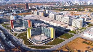 Kayseri şehir hastanesi kampüsündeki yüksek güvenlikli adli psikiyatri hastanesi, tek kişilik odaları, hastaların kendilerine zarar vermemesi için düşünülen kırılmaz cam, yuvarlak, köşesiz kapı, başlıksız muslukların yer aldığı lavabolarıyla dikkati çekiyor. Avrupa Nin En Buyuk Hastanesi Aciliyor