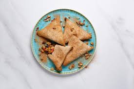 Al enkele jaren biedt het café op verloren maandag deze gratis lekkernij aan, en ook vandaag was in café torenven in kessel kunnen klanten vandaag genieten van een gratis appelbol of worstenbrood. Verloren Maandag Tijd Voor Appelbollen En Worstenbroodjes Vtm Koken
