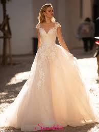 Con applicazioni laser in pizzo preziose rese uniche da perle, brillanti e particolari di lussi. Abiti Da Sposa Online Nuova Collezione Con Gonna Da Principessa E Ricami Di Pizzosposatelier