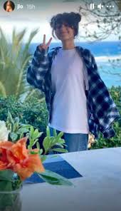 Jennifer lopez might be 47, but you'd never know it by looking at her. Jennifer Lopez S Daughter Emme Looks Unrecognisable With Hair Transformation Hello