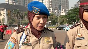 Selain itu, dirinya ingin mengayomi masyarakat dan menjadi teman bagi mereka. Polisi Wanita Sosialisasikan Seragam Resmi Berhijab Net12 Youtube