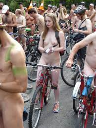 海外エロ画像】皮被り多くて少しホッとした…全裸自転車大会(；´∀｀) | エロ画像の助 | 可愛いエロ画像盛り沢山！