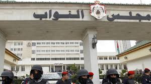 ووقعت مشادة كلامية بين النائب اسامة العجارمة ورئيس مجلس النواب عبد المنعم العودات في 24 مايو بسبب انقطاع التيار الكهربائي قبل ثلاثة أيام في العديد من محافظات المملكة. Ù…Ø¬Ù„Ø³ Ø§Ù„Ù†ÙˆØ§Ø¨ Ø§Ù„Ø£Ø±Ø¯Ù†ÙŠ ÙŠØ¬Ù…Ø¯ Ø¹Ø¶ÙˆÙŠØ© Ø§Ù„Ù†Ø§Ø¦Ø¨ Ø£Ø³Ø§Ù…Ø© Ø§Ù„Ø¹Ø¬Ø§Ø±Ù…Ø© Rt Arabic