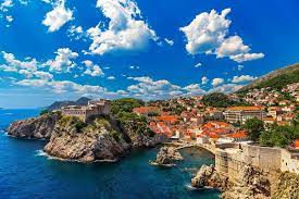 Die altstadt von dubrovnik zählt zu den schönsten plätzen des mittelmeerraums. Dubrovnik Wandelt Durch Die Strassen Von Konigsmund In Kroatien