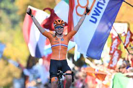 Amy pieters op het podium na het nk op de weg voor vrouwen. Uci Road World Championships 2018 Women S Elite Road Race Results Cyclingnews