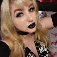 Allie Compton's Instagram, Twitter & Facebook