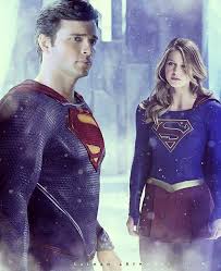 Black And Silver Zack Snyder Superman Suit I Think Tom Welling Looks Better In The Suit Than Cavill Supergirl Superman Supergarota Simbolos De Super Herois Filme Superman