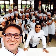 Şef akademi yarışmasının duyurulmasıyla beraber, pek çok kişi yarışmaya başvurmak için kolları sıvadı. Chef Akademi Mutfak Atolyesi Ankara Sevgiylegeziyorum