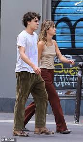 Johnny Depp S Son Jack Enjoys A Stroll With His Model Girlfriend Camille Jansen Around Paris Daily Mail Online Il figlio di johnny depp e cresciuto (alla grande), e si ricorda un certo johnny depp al suo massimo. johnny depp s son jack enjoys a stroll