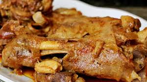 Dos cabezas medianas dos básitos de agua una cucharadita de comino una cucharadita de sal poner en la olla a fuego alto y cuando la válvula empieza a pitar. Cordero En Salsa Youtube