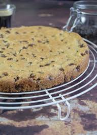 Un Gros Cookie Aux Pepites De Chocolat A Partager Cookies Et Biscuits Recette Cookies Geant Cookies Recette