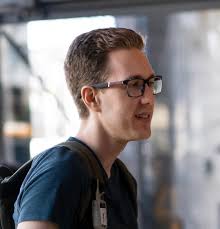 Centering rows around a specific element using React