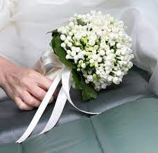 I fiori e le foglie del bouquet dalie e succulenti bianco sono tutti in tessuto lavabile di alta qualità, gradevole alla vista, curato nei minimi dettagli e particolari, di grande effetto e molto realistico. Elegant Wedding Bouquet All Made Of White Bouvardia Flowers Bouquet Matrimonio Matrimonio Floreale Bouquet Di Nozze