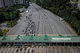 Menerusi pelaksanaan itu, kerajaan membenarkan hampir semua aktiviti ekonomi. Tapisan Ketat Di Plaza Tol Jalan Duta