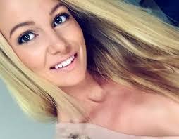 Leah Costa's Instagram, Twitter & Facebook