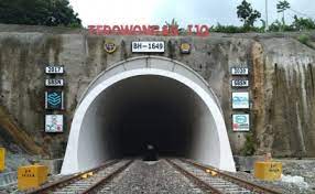 Celana dalam bukanlah pakaian seperti celana luaran atau kaos yang memiliki peluang besar untuk tertarik, nyangkut atau bergesekan langsung dengan kursi yang dapat mengikis kain. Menyusuri Gelapnya Terowongan Jalur Selatan Indonesia Go Id