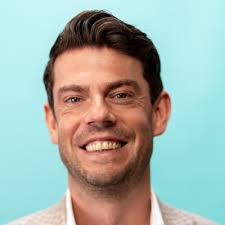 Op kantoor staat Niek Kanters bekend als steunpilaar voor zijn collega's en  een toegewijde professional die altijd een stap extra zet voor zijn  klanten.