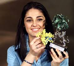 I gossip estivi vedevano crisi per la coppia più famosa della musica. Anna Tatangelo Look E Posa Irresistibili E Anche Pericolosi