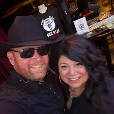 Can someone edit out family members from a wedding photo?