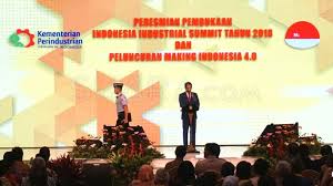 Sirih berlipat sirih pinang majlis bermula tirai dibuka, sirih dari pulau mutiara dengan alunan madah yang indah. Pantun Pat Pat Gulipuat Airlangga Bikin Jokowi Tertawa