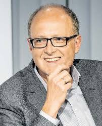 Zwei am Steuer von „Kirche in einem Boot“