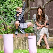 La piccolina che tiene la borsa della nonna è mia tindall, figlia. Kate Middleton E La Regina Elisabetta Hanno Una Passione In Comune Amica