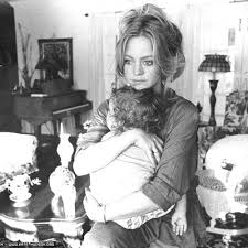 Goldie hawn says she always knew her daughter, kate hudson, could handle anything. 10 Icon Pictures To Celebrate Mothers Day Littlekinjournal Goldie Hawn Mother Daughter Pictures Kate Hudson