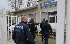 Le salaire en france est une somme d'argent versée à un employé ou à un salarié qui en échange fournit un travail en france. Des Candidats Convoites Et Un Salaire Qui Explose Le Policier Municipal A La Cote En Ile De France Le Parisien