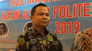 Pada 2009, ia melarikan diri ke papua nugini sehari sebelum ia dijebloskan ke penjara. Anak Eks Dirjen Imigrasi Ronny Sompie Jadi Saksi Kasus Djoko Tjandra Kumparan Com