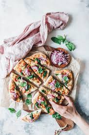 Naan Pizza Mit Gerostetem Blumenkohl Susskartoffel Und Pinken Zwiebeln Eat This Foodblog Vegane Rezepte Stories Rezept Rezepte Lebensmittel Essen Lebensmittelfoto