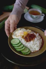 Basically, nasi lemak ialah nasi yang dimasak bersama santan with aromatic add on macam pandan, serai, halba, lada hitam, kulit kayu manis, hirisan bawang. Nasi Lemak Sambal Ikan Bilis Masam Manis