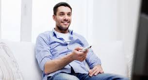 شاب يمتنع عن ممارسة طقوس العيد كي يفرح به